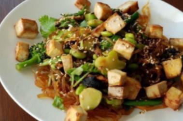 Tempeh con ajos tiernos, almendras y brócoli